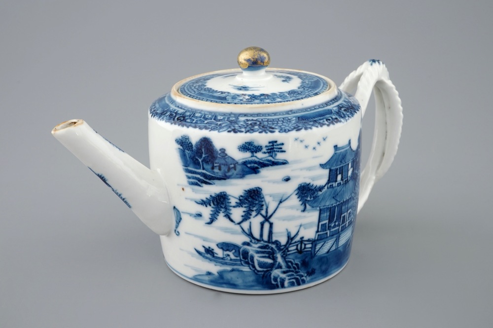 A Chinese blue and white teapot and cover, Qianlong, 18th C.